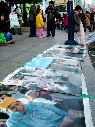 서울과 달리 바닥에 전시되어 아쉬웠던 '우리동네 사진관에서 여성노동자를 만나다'사진전. 다른 한쪽에서는 사진으로 만든 엽서를 나누어주기도 했다. 